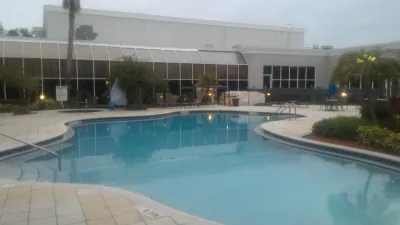 Going from New York City to Orlando, the world's Theme Parks capital : Outdoor swimming pool in Park Inn resort Kissimmee