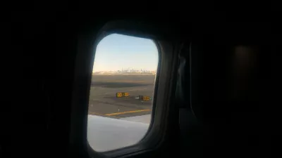 Going from New York City to Orlando, the world's Theme Parks capital : View on Manhattan's skyline from the plane before take off in Newark