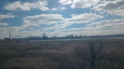 Aller de New York à Orlando, capitale mondiale des parcs thématiques : Horizon de Manhattan depuis le train dans le New Jersey