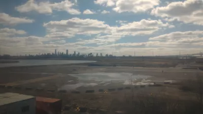 Going from New York City to Orlando, the world's Theme Parks capital : View on New York City Manhattan skyline from the train in New Jersey