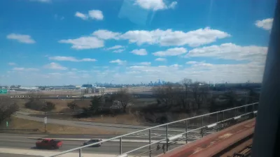 De la ciudad de Nueva York a Orlando, la capital mundial de los parques temáticos : Skyline de Manhattan visto desde Nueva Jersey en el tranvía aéreo del aeropuerto de Newark