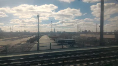 Going from New York City to Orlando, the world's Theme Parks capital : View on New York City's skyline from the transit train