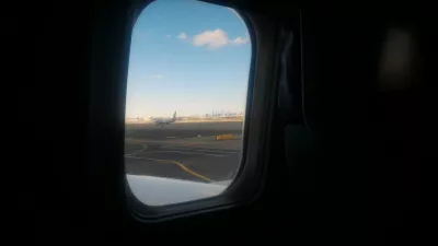 Aller de New York à Orlando, capitale mondiale des parcs thématiques : Vue de la piste depuis l'intérieur de l'avion avant le décollage à l'aéroport de Newark