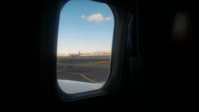 Indo de Nova York a Orlando, capital mundial dos parques temáticos : Vista da pista de dentro do avião antes de decolar no aeroporto de Newark