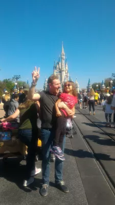 Comment se passe une journée de visite au royaume magique de Disney? : Séance photo devant le château de Cendrillon