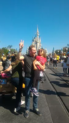 Hogyan látogatható meg a Disney Magic Kingdom? : Képfeldolgozás a Hamupipőke kastélya előtt