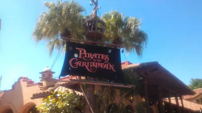 Como é uma visita de um dia no Magic Kingdom da Disney? : Piratas do Caribe passeio sinal de entrada