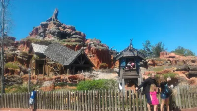 Como é uma visita de um dia no Magic Kingdom da Disney? : Sinal de passeio de montanha Splash