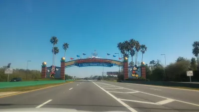 Comment se passe une journée de visite au royaume magique de Disney? : Panneau routier Disney où les rêves deviennent réalité