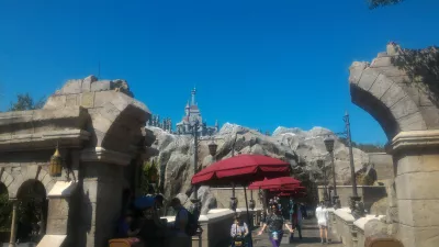 Comment se passe une journée de visite au royaume magique de Disney? : Château dans un quartier médiéval