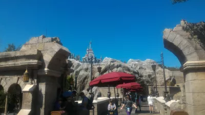 Como é uma visita de um dia no Magic Kingdom da Disney? : Castelo na área medieval