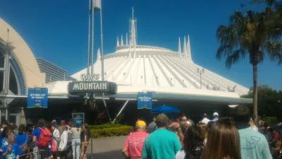 Hur är ett dagsbesök i Disneys Magic Kingdom? : Space Mountain från utsidan