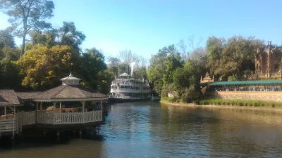 How is a one day visit at Disney's Magic Kingdom? : Paddle steamer boat arriving