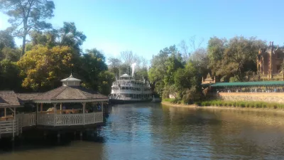 Como é uma visita de um dia no Magic Kingdom da Disney? : Barco a vapor de remo chegando