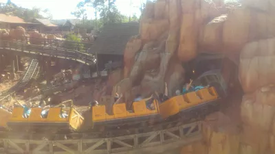 Wie ist ein eintägiger Besuch bei Disney's Magic Kingdom? : Big Thunder Mountain Railroad-Zug, der einen Berg betritt