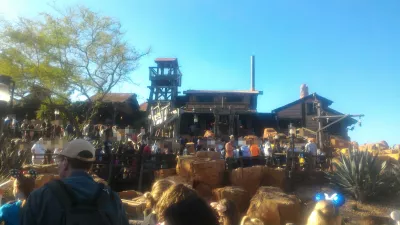 Como é uma visita de um dia no Magic Kingdom da Disney? : Fila de espera pelo passeio da Big Thunder Mountain Railroad