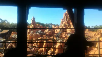 Comment se passe une journée de visite au royaume magique de Disney? : Chemin de fer Big Thunder Mountain vu de la file d'attente