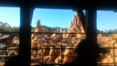 Hur är ett dagsbesök i Disneys Magic Kingdom? : Big Thunder Mountain Railroad sett från väntelinjen