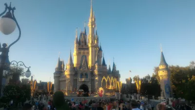 Como é uma visita de um dia no Magic Kingdom da Disney? : Bela vista do castelo da Cinderela