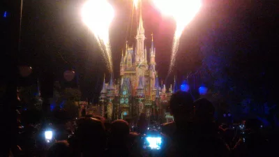 Como é uma visita de um dia no Magic Kingdom da Disney? : Show noturno de fogos de artifício começa