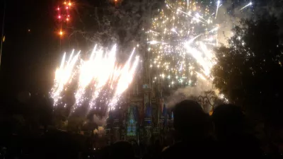 Comment se passe une journée de visite au royaume magique de Disney? : Feu d'artifice final au-dessus du château de Cendrillon