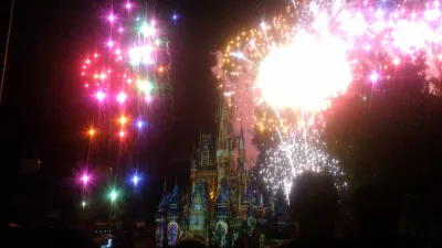 Comment se passe une journée de visite au royaume magique de Disney? : Feu d'artifice multicolore dans le ciel au-dessus du parc