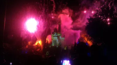 Comment se passe une journée de visite au royaume magique de Disney? : Feux d'artifice et fumée autour du château
