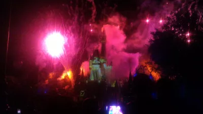 Como é uma visita de um dia no Magic Kingdom da Disney? : Fogos de artifício e fumaça ao redor do castelo