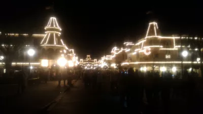 Como é uma visita de um dia no Magic Kingdom da Disney? : Avenida principal iluminada à noite