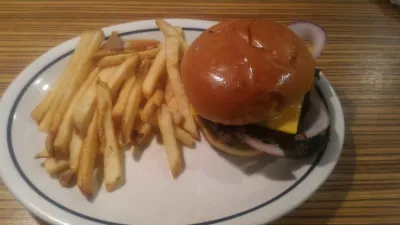 Como é uma visita de um dia no Magic Kingdom da Disney? : Hamburguer da noite no IHOP