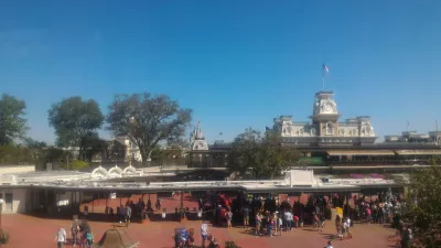 Hur är ett dagsbesök i Disneys Magic Kingdom? : Huvudmonorail station ankomst