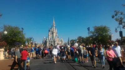 Como é uma visita de um dia no Magic Kingdom da Disney? : Avenida lotada para o castelo