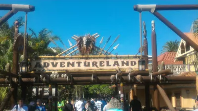 Kaip vieną dieną aplankyti „Disney Magic Kingdom“? : Adventureland įėjimo ženklas