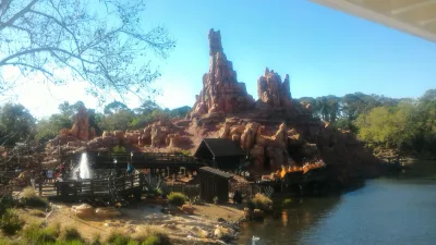 Comment se passe une journée de visite au royaume magique de Disney? : Vue sur la montagne du train minier
