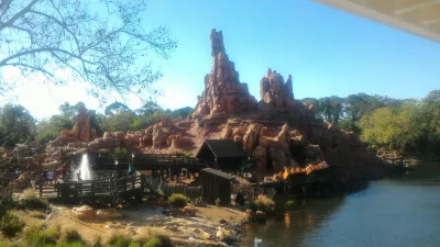 Wie ist ein eintägiger Besuch bei Disney's Magic Kingdom? : Blick auf den Berg der Grubenbahnfahrt