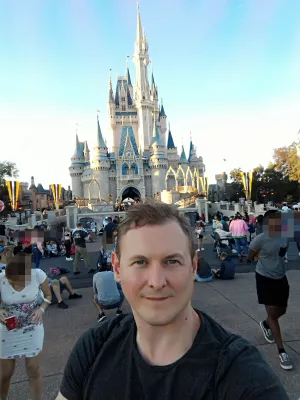 Como é uma visita de um dia no Magic Kingdom da Disney? : Selfie na frente do castelo da Cinderela