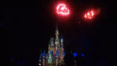 Como é uma visita de um dia no Magic Kingdom da Disney? : Fogos de artifício em forma de corações vermelhos mostram à noite no topo do castelo da Cinderela