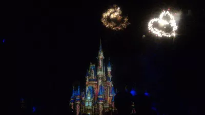 Como é uma visita de um dia no Magic Kingdom da Disney? : Coração branco em forma de exibição de fogos de artifício à noite no topo do castelo da Cinderela