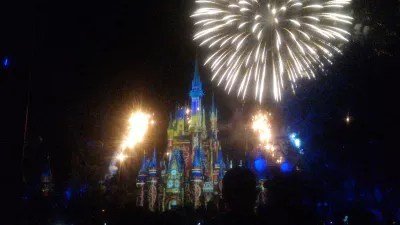 Como é uma visita de um dia no Magic Kingdom da Disney? : Fogos de artifício mostram à noite no topo do castelo da Cinderela