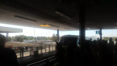 Kako je enodnevni obisk v Disneyjevem kraljestvu? : Monorail, ki vstopa v postajo