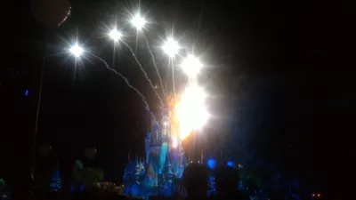 Wie ist ein eintägiger Besuch bei Disney's Magic Kingdom? : Feuerwerk zeigt nachts auf Aschenbrödels Schloss