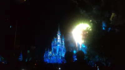 Wie ist ein eintägiger Besuch bei Disney's Magic Kingdom? : Feuerwerk zeigt nachts auf Aschenbrödels Schloss