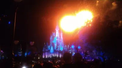 Comment se passe une journée de visite au royaume magique de Disney? : Feux d'artifice la nuit au sommet du château de Cendrillon