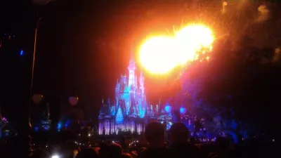 Wie ist ein eintägiger Besuch bei Disney's Magic Kingdom? : Feuerwerk zeigt nachts auf Aschenbrödels Schloss