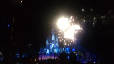 Wie ist ein eintägiger Besuch bei Disney's Magic Kingdom? : Feuerwerk zeigt nachts auf Aschenbrödels Schloss