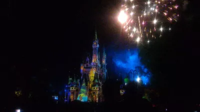 Como é uma visita de um dia no Magic Kingdom da Disney? : Fogos de artifício mostram à noite no topo do castelo da Cinderela