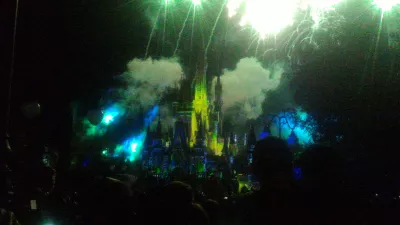 Como é uma visita de um dia no Magic Kingdom da Disney? : Fogos de artifício mostram à noite no topo do castelo da Cinderela