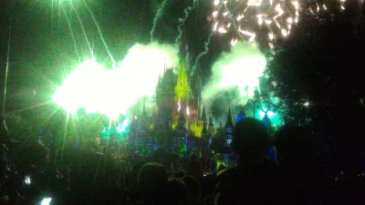 Wie ist ein eintägiger Besuch bei Disney's Magic Kingdom? : Feuerwerk zeigt nachts auf Aschenbrödels Schloss