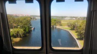 Como é uma visita de um dia no Magic Kingdom da Disney? : Vista no lago Buena Vista