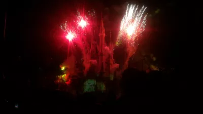 Comment se passe une journée de visite au royaume magique de Disney? : Feux d'artifice la nuit au sommet du château de Cendrillon